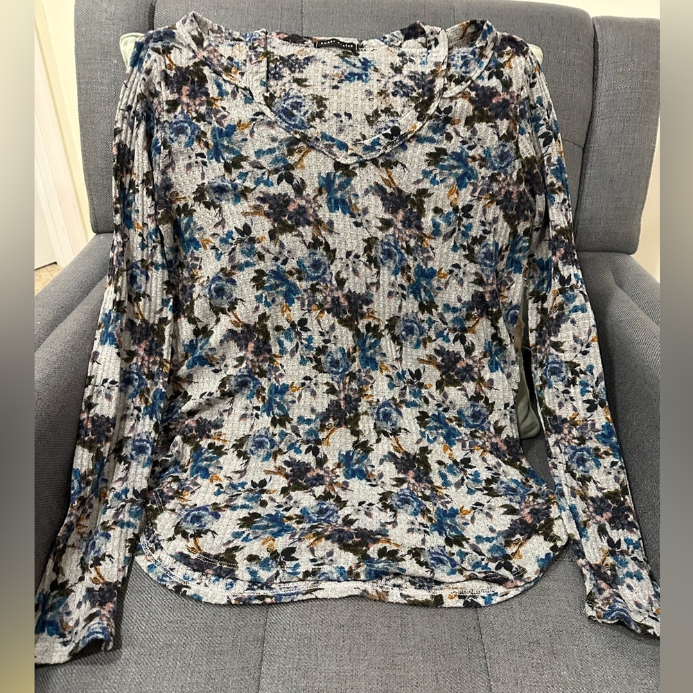 Pretty long sleeve floral shirt